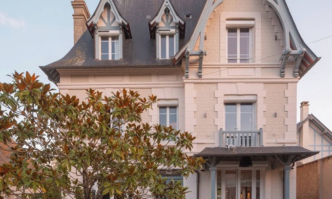 Deauville City Centre Villa | Large Chic & Stylish Villa. Superb garden
