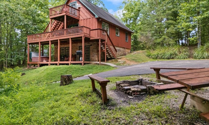 Zoe Cabin | Large Cliffview Resort Vacation Cabin. Private Fishing Pond, Pool Table, Hot Tub