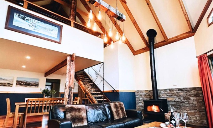 Jindabyne Ski Chalet | Large comfortable Ski and Bike Chalet with gorgeous Alpine character