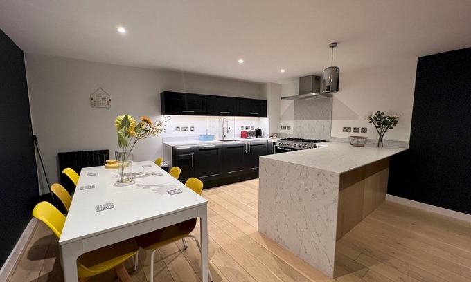 The Lanes Apartment | Large Contemporary Lanes Apartment | Pass The Keys