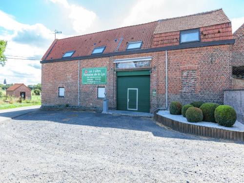 Le Bizet House | Large cottage overlooking the sunny courtyard with fountain