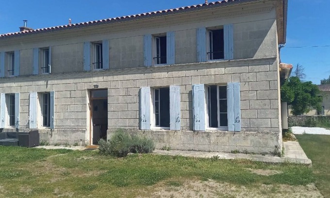 Saint-Yzan-de-Soudiac House | Large country house