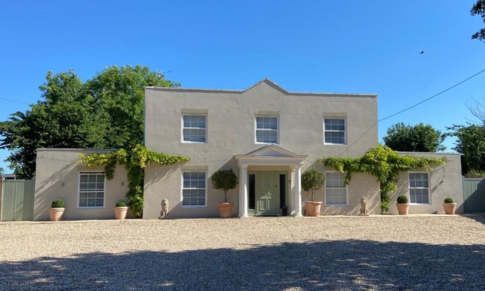 Horton House | Large Country House - Hot Tub - Pool Table - BBQ - 5 Bedrooms - Log Burner