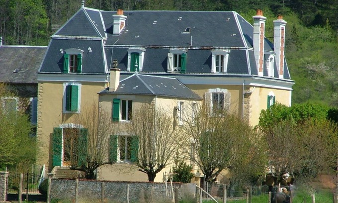 Accolay House | Large Country House