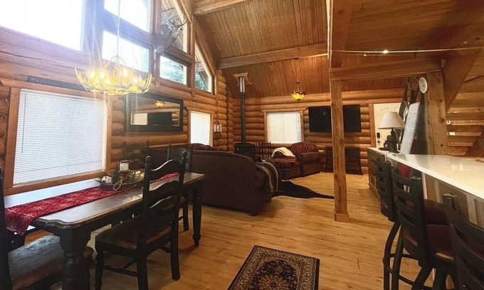 Athol Cabin | Large, Cozy, log home!