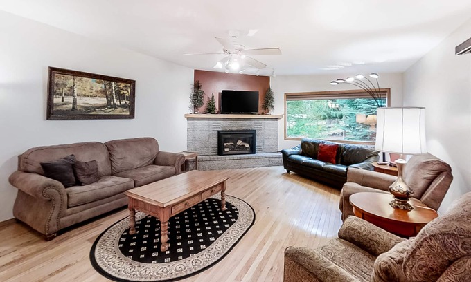 Joseph House | Large Dog-Friendly Duplex with Lovely Interior + Free WiFi, Private Washer/Dryer