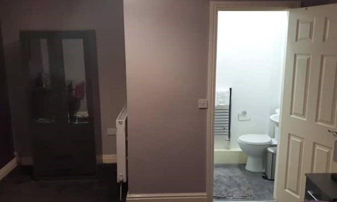 Yardley House | Large Double En-Suite Room near NEC, BHX & City