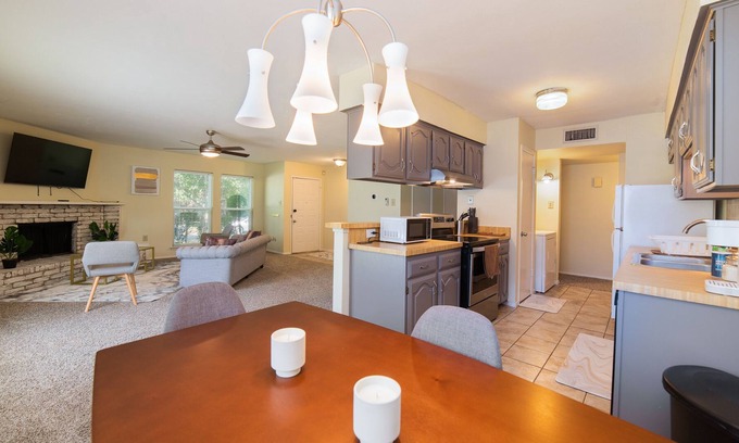 Lancaster House | Large, easy access single story 3 bed home, 15mins downtown Dallas