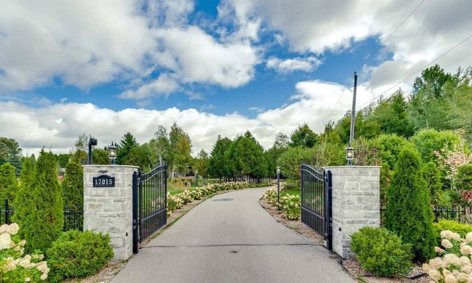 King House | Large Estate with Luxury Collection of Amenities