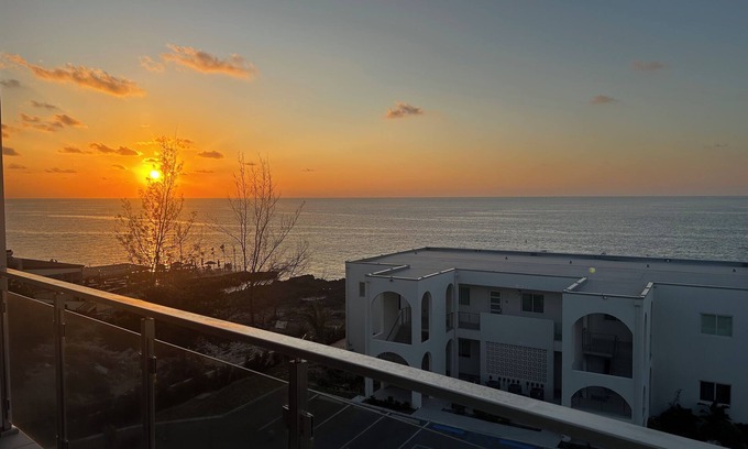 Northwest Point Condo | LARGE EXTENDED 1 BED 1.5 BATH 1100 SQ FOOT SEA VIEW CONDO
