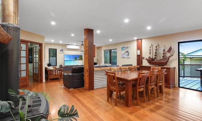 Point Lookout House | Large Family Beachhouse - Walk to Everything