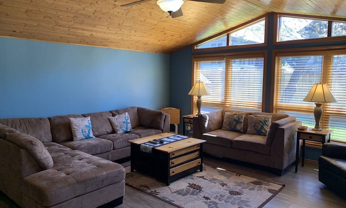 Grand Bend Cottage | Large family cottage in Grand Bend