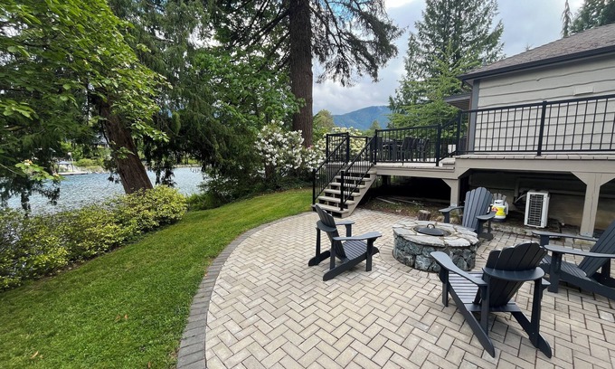 Lake Cowichan House | Large family-friendly waterfront house in Lake Cowichan