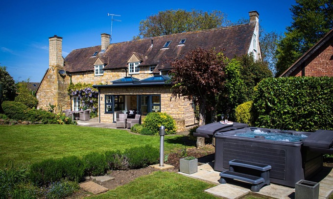 Sedgeberrow Cottage | Large family friendly Manor House with hot tub - sleeps 10 guests in 5 bedrooms