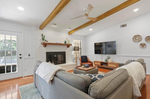 Savannah House | Large Family-Friendly Home w Spa Near Beach & City