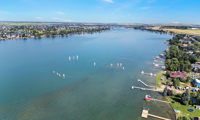 Chestermere House | LARGE FAMILY HOME , SPACIOUS & MODERN BY THE LAKESIDE.