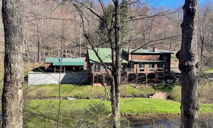 Cedar Run Cabin | Large family mountain retreat on Buck Run with a stocked pond in Leetonia Pa.