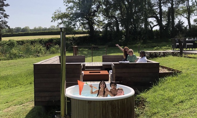 Carly House | Large family property with stunning views (Jacuzzi & fire pit)