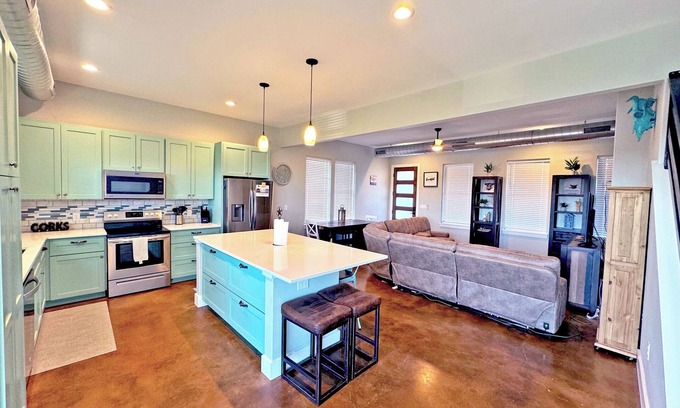 Burnet House | Large Family Villa w/Game Room~Pickleball~Firepit