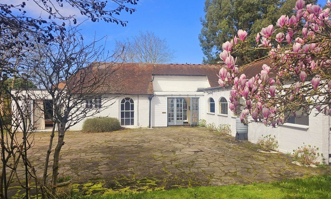 Guildford House | Large Farmhouse Cottage set in semi rural Surrey location, close to Guildford