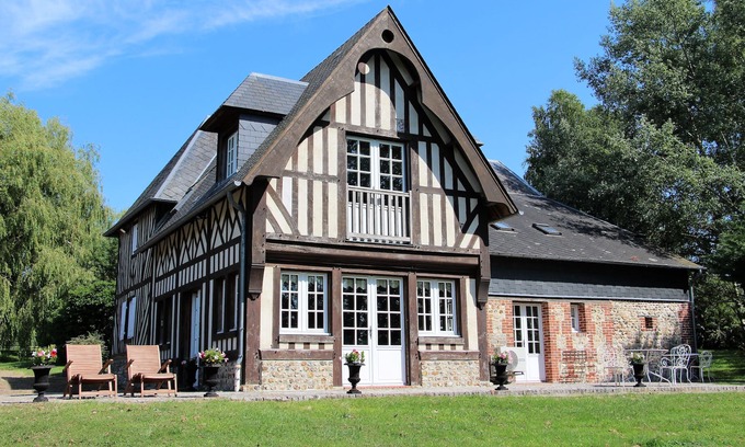 Saint-Etienne-la-Thillaye House | Large Norman gîte and small outbuilding
