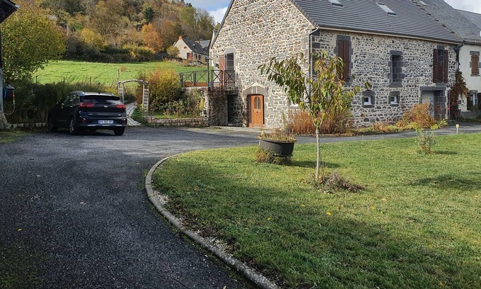 Saint-Bonnet-pres-Orcival House | Large stone house in the heart of Sancy