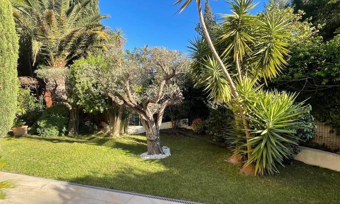 Prado-Perier Apartment | Large garden apartment in Carré d'or, walking distance to beach and town