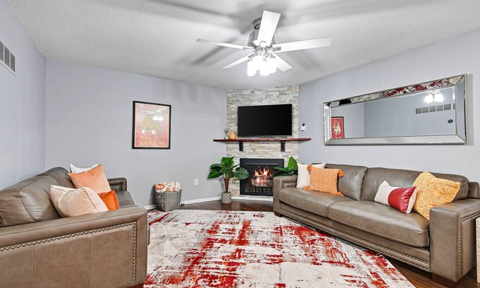 Mission House | ♧Large Groups Welcome♧Peloton Bike+Tread♧Grill♧Deck♧8 TVs♧Parking