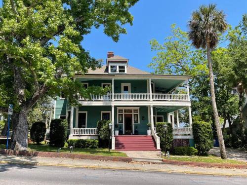 Downtown Villa | Large Historical Home for Groups Walk to Downtown!
