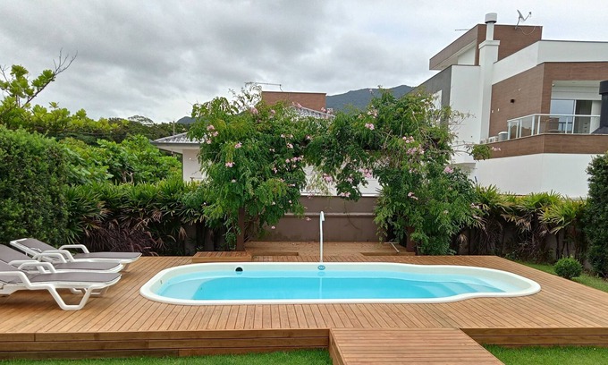 Governador Celso Ramos House | Large house, w / pool, 3 bedrooms w / Ar Cond., Garden, cozy for family