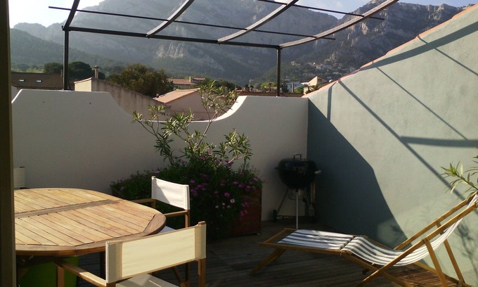 8th Arrondissement House | Large Holiday House between sea and creeks