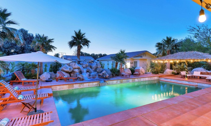 Desert Hot Springs House | Large home +>acre compound, sleeps 20,pickle +basketball,15 mins to PS,billiards