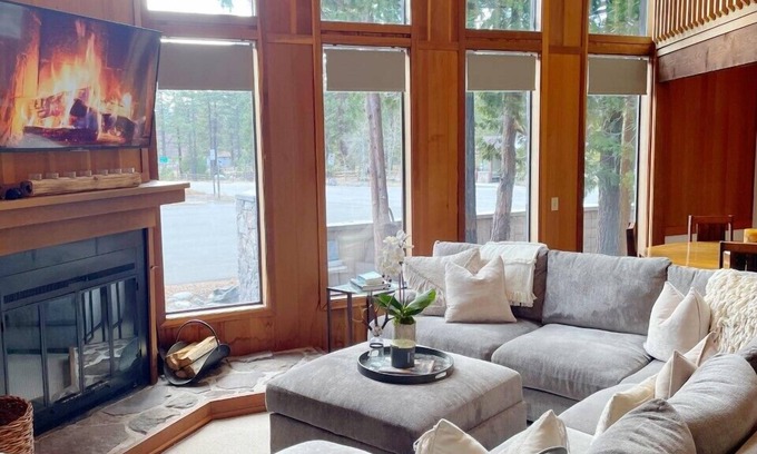 Lake Forest House | Large home in perfect Tahoe City Location