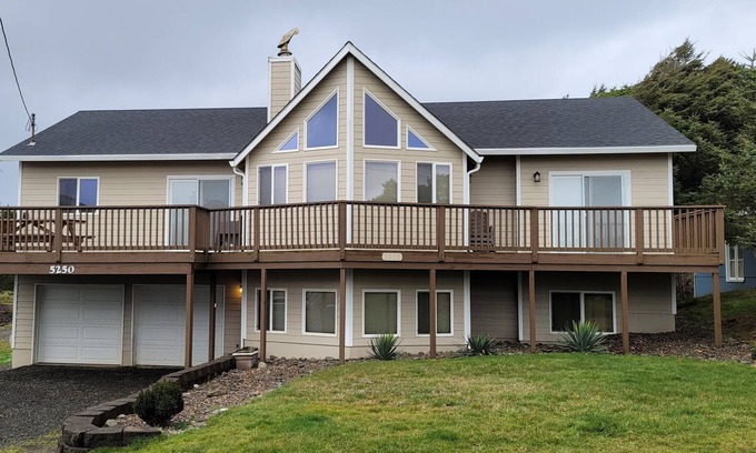 Roads End House | Large home with 2 Living rooms, big deck & views