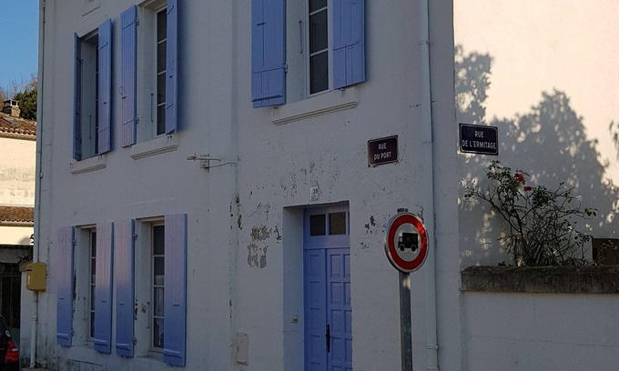 Mortagne-sur-Gironde House | Large house located on the harbor