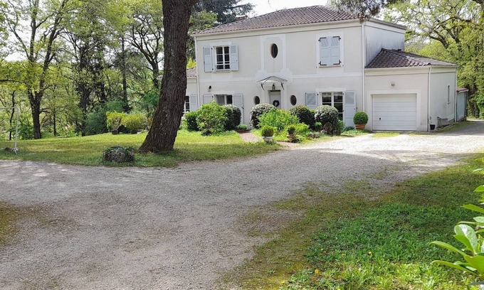 Cahors House | Large house 190 living space 5 bedrooms 10 people, Le Petit Versailles Cahors