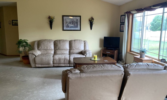 Owatonna House | Large house close to grocery stores and schools