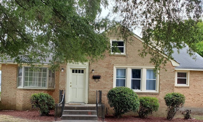 Portsmouth House | Large House Near Ferry to Waterside, Colleges, NNSY, Naval Hosp. & New Casino!
