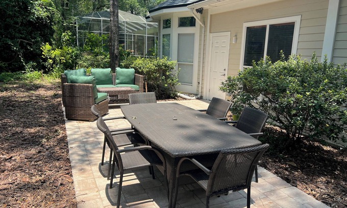 Haile Plantation House | Large house. Perfect for reunions and, of course Game Day! 20 Minutes to UF! n