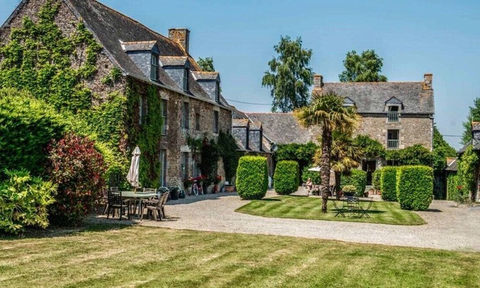 Saint-Helen House | Large house, sleeps 8, shared pool.