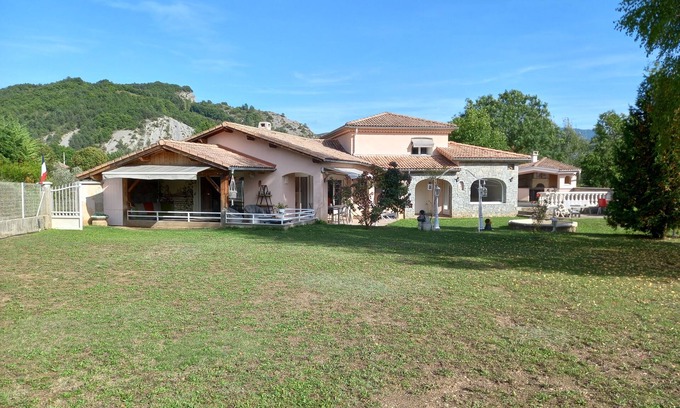 Gap House | Large house with large fenced garden only by the week or more