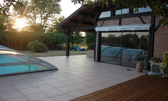 Leon House | Large house with swimming pool surrounded by pine trees a few km from the ocean