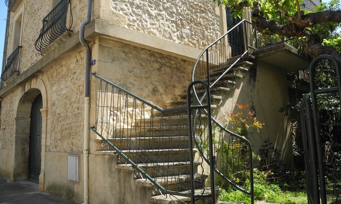 Paulhan House | Large independent house with shaded garden in southern village