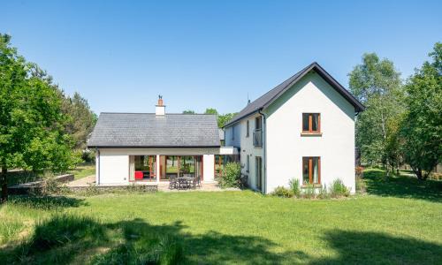 Kenmare House | Large Kenmare home sleeping 10. Free use of pool