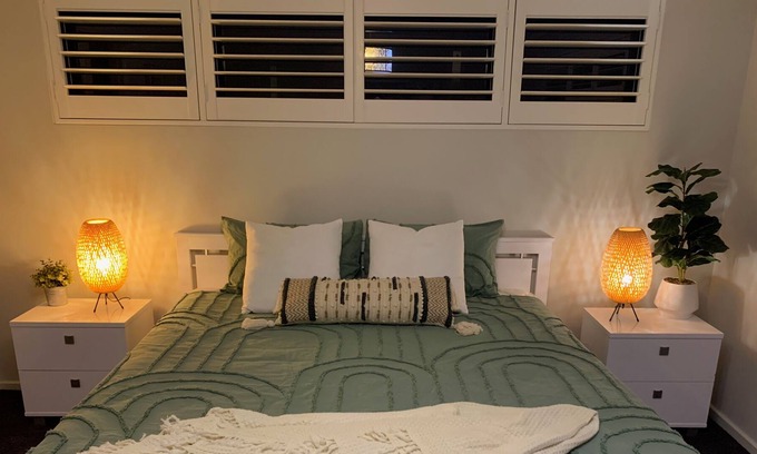 Broadwater Apartment | Large king suite and sitting area, theatre room, dining all contactless.