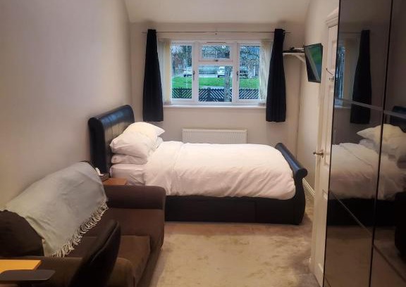 Hanham House | Large Kingsize ensuite in Kingswood, Bristol, BS15