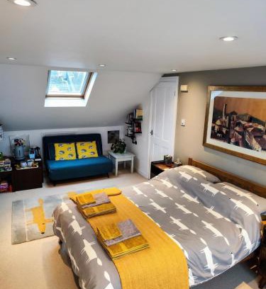 Brighton House | Large light loft room - en suite