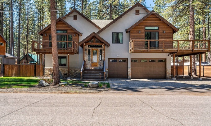 South Lake Tahoe House | Large luxurious South Lake Tahoe home, minutes from Heavenly and Stateline