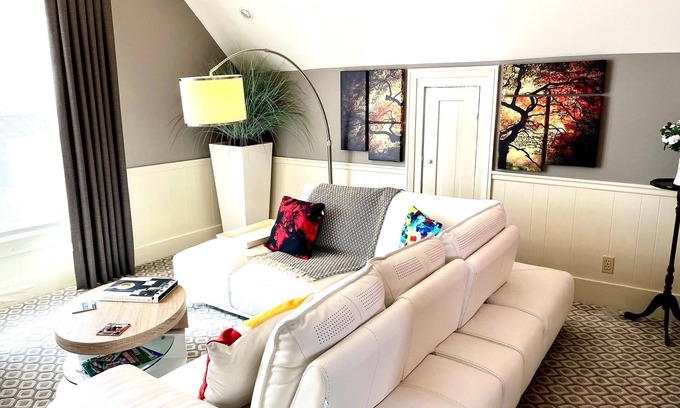 Findlay Apartment | Large Luxury Downtown "Design Studio" One Bedroom Apartment
