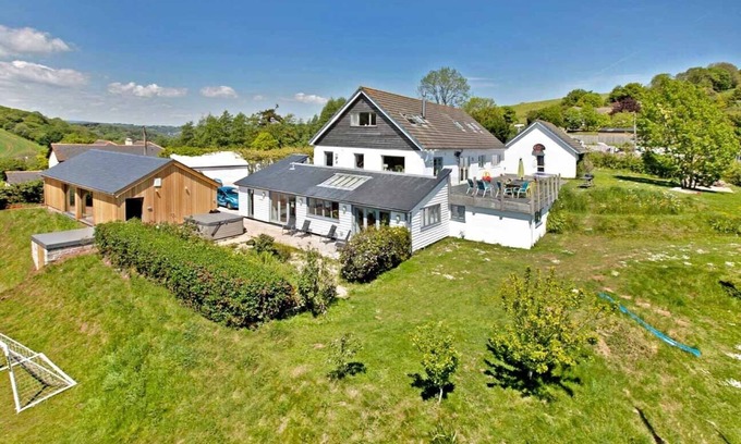 Stokeinteignhead House | Large Luxury House with Heated Pool, Hot Tub, Cinema close to coast near Shaldon